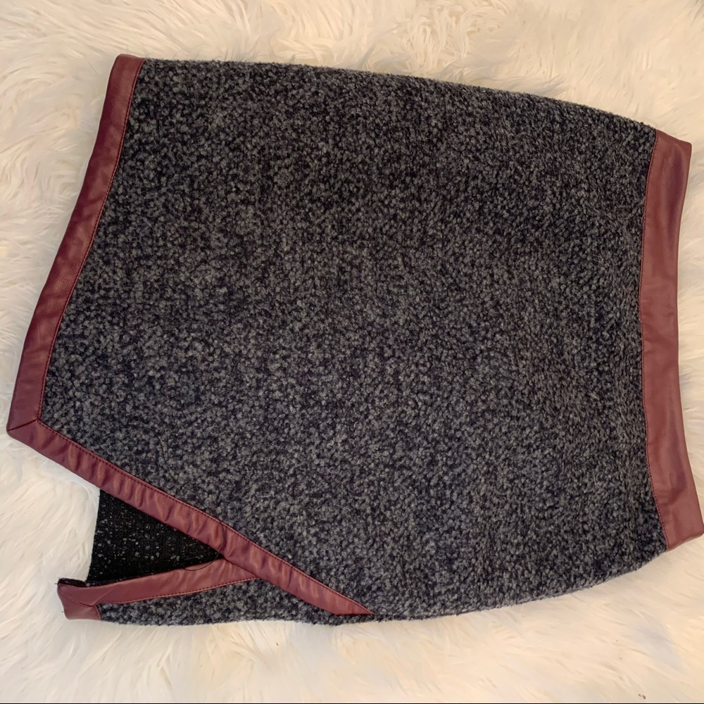 Women’s Gray Tweed Mini Skirt w leather trim M